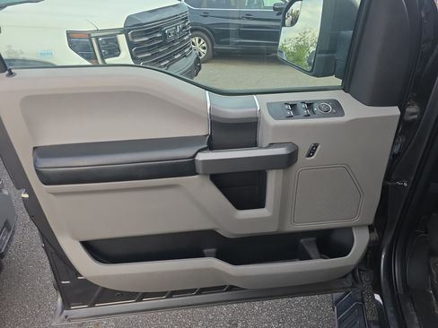 Used 2017 Ford F150 XLT w/ Equipment Group 302A Luxury AWD/4WD image 18