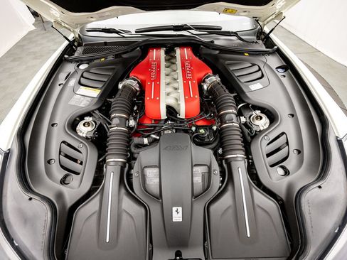 Used 2019 Ferrari GTC4Lusso AWD/4WD image 36