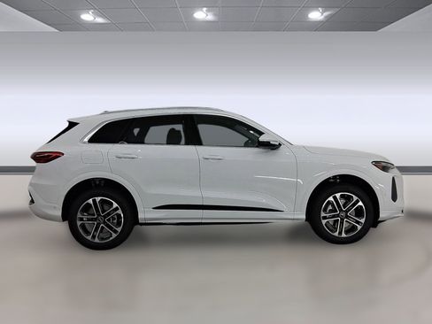 Used 2025 Audi Q5 Premium w/ Convenience Package image 8