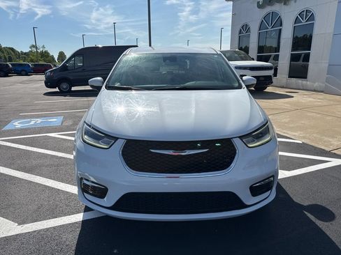 Used 2023 Chrysler Pacifica Touring-L FWD image 3