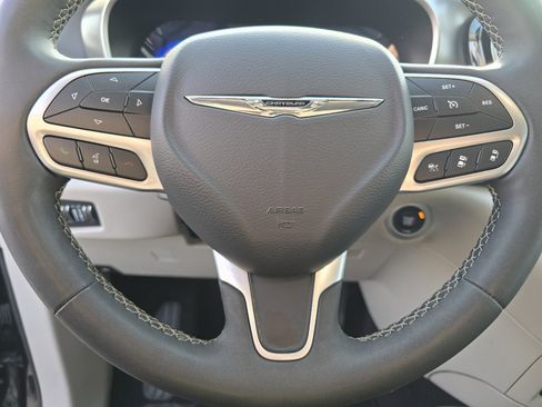 Used 2023 Chrysler Pacifica Touring-L image 31