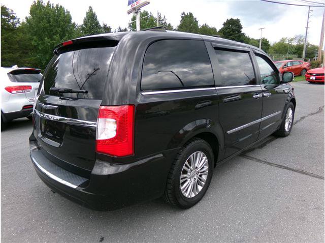 Used 2014 Chrysler Town & Country Touring-L FWD image 17