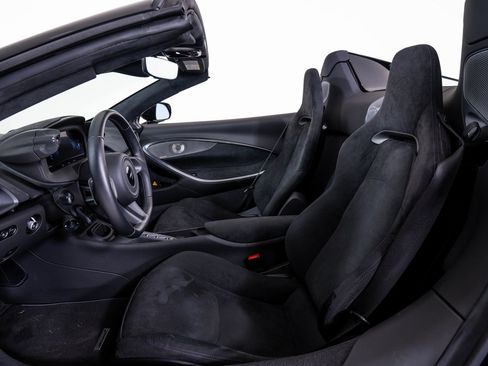 Used 2025 McLaren Artura Spider image 19