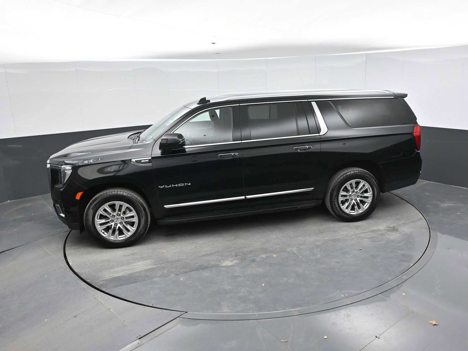 Used 2024 GMC Yukon XL SLT w/ SLT Luxury Package AWD/4WD image 29