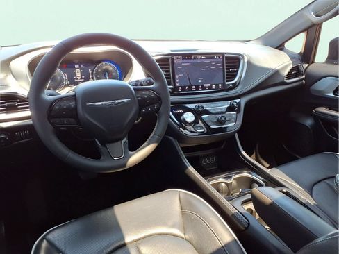 Used 2025 Chrysler Pacifica Limited FWD image 4