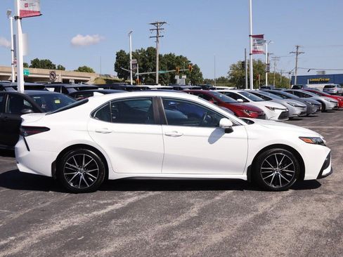 Used 2022 Toyota Camry SE FWD image 5