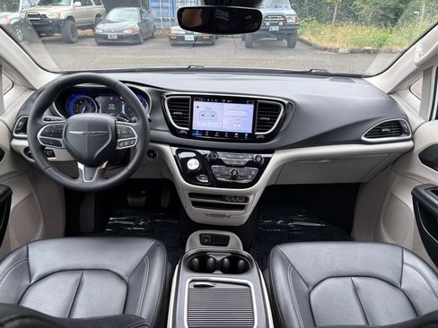 Used 2024 Chrysler Pacifica Touring-L FWD image 24
