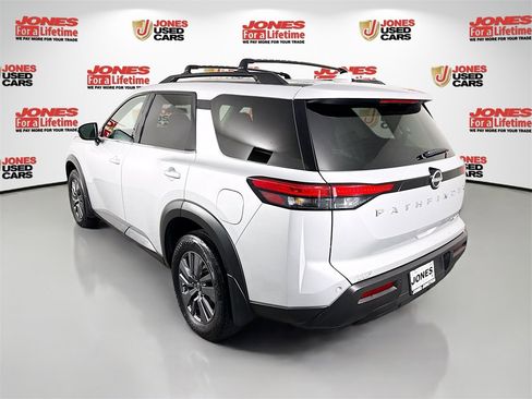 Certified 2024 Nissan Pathfinder SV image 2