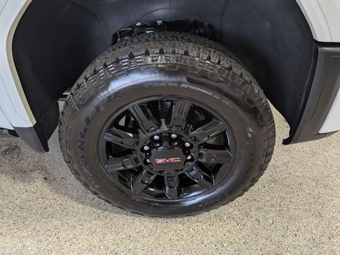 Used 2025 GMC Sierra 2500 AT4 w/ AT4 Premium Plus Package AWD/4WD image 15