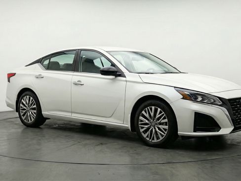 Used 2025 Nissan Altima 2.5 SV image 3