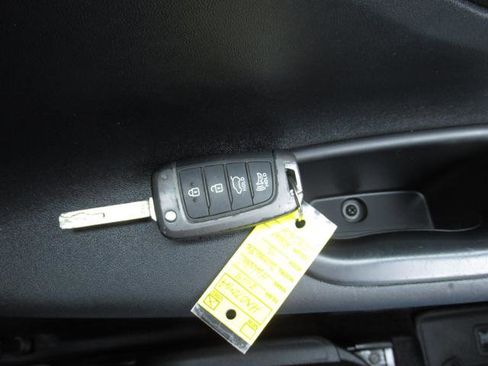 Used 2019 Hyundai Santa Fe SE image 17