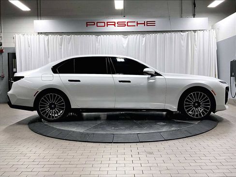 Used 2025 BMW 760i xDrive w/ Premium Package image 11