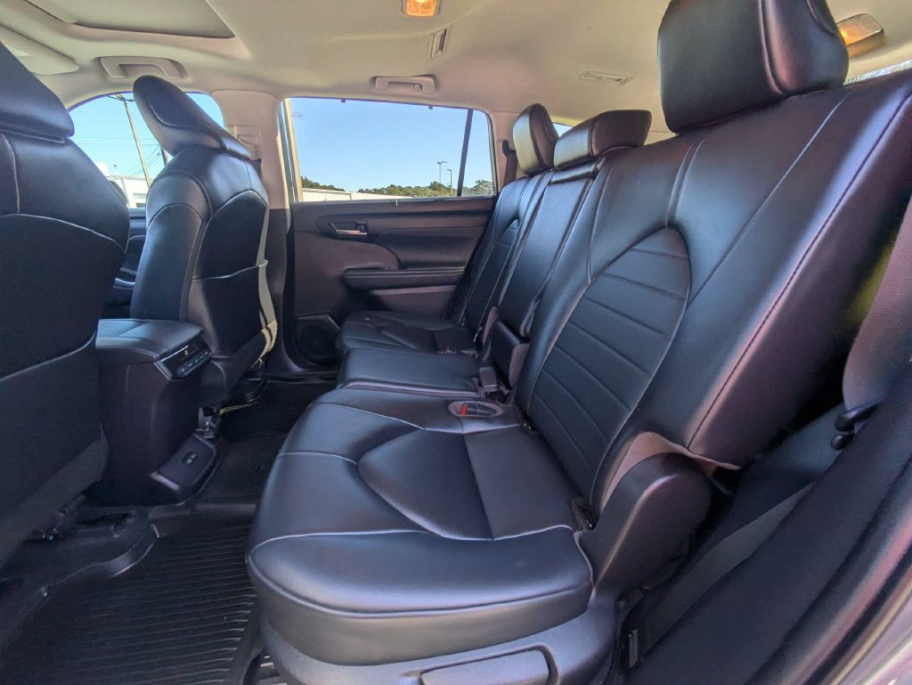Used 2023 Toyota Highlander XLE FWD image 13