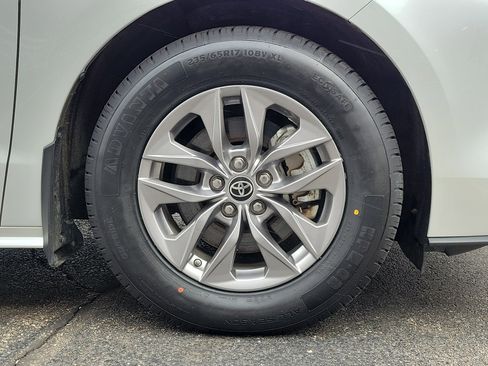 Used 2023 Toyota Sienna XLE image 5