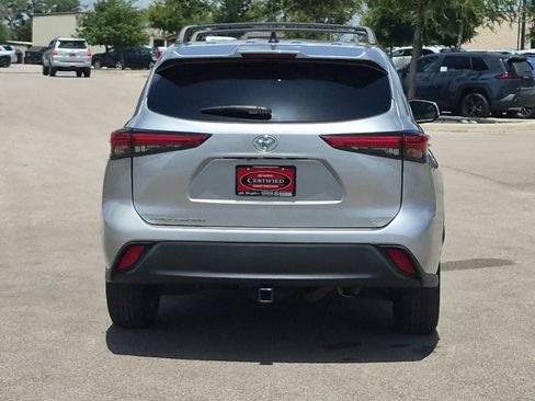 Used 2023 Toyota Highlander LE FWD image 4
