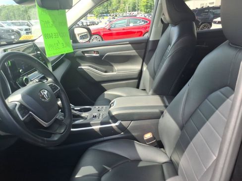 Used 2023 Toyota Highlander XLE AWD/4WD image 7