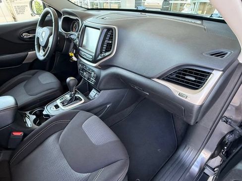 Used 2017 Jeep Cherokee Latitude w/ Safety/Convenience Group FWD image 18