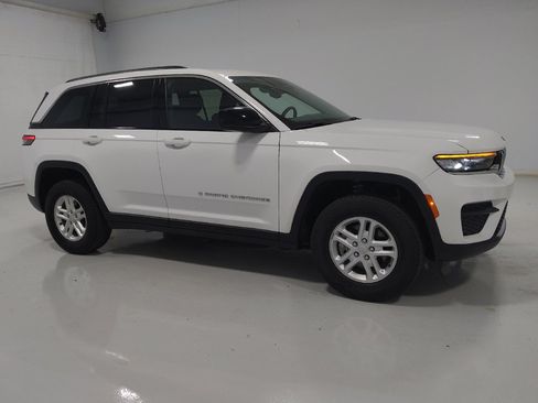 Used 2023 Jeep Grand Cherokee Laredo w/ Luxury Tech Group I AWD/4WD image 11