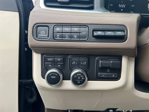 Used 2022 GMC Yukon Denali w/ Denali Premium Package image 15