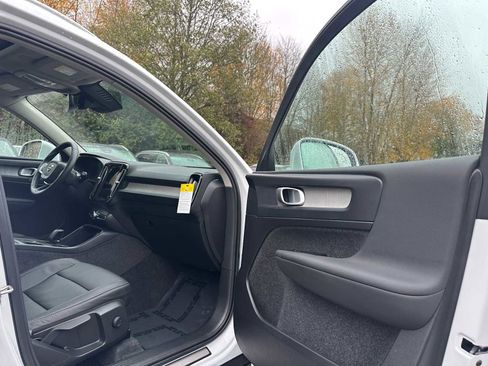 Used 2025 Volvo XC40 B5 Core w/ Protection Package Premier image 11