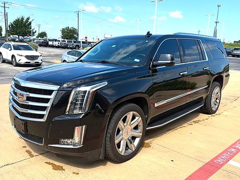 Used 2020 Cadillac Escalade ESV Luxury RWD image 2