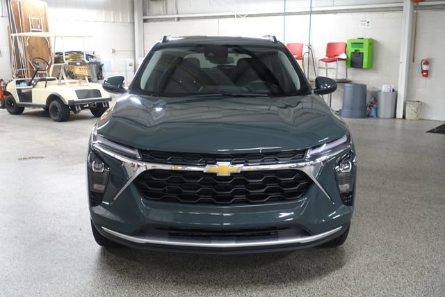Used 2025 Chevrolet Trax LT FWD image 2
