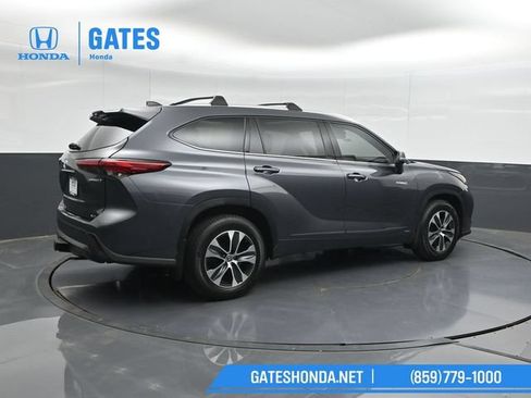 Used 2020 Toyota Highlander XLE AWD/4WD image 2