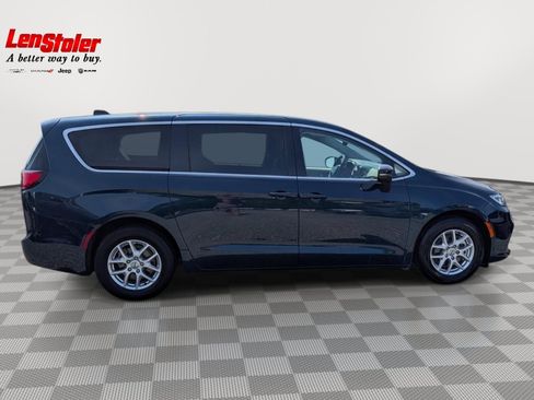 Used 2023 Chrysler Pacifica Touring-L FWD image 6
