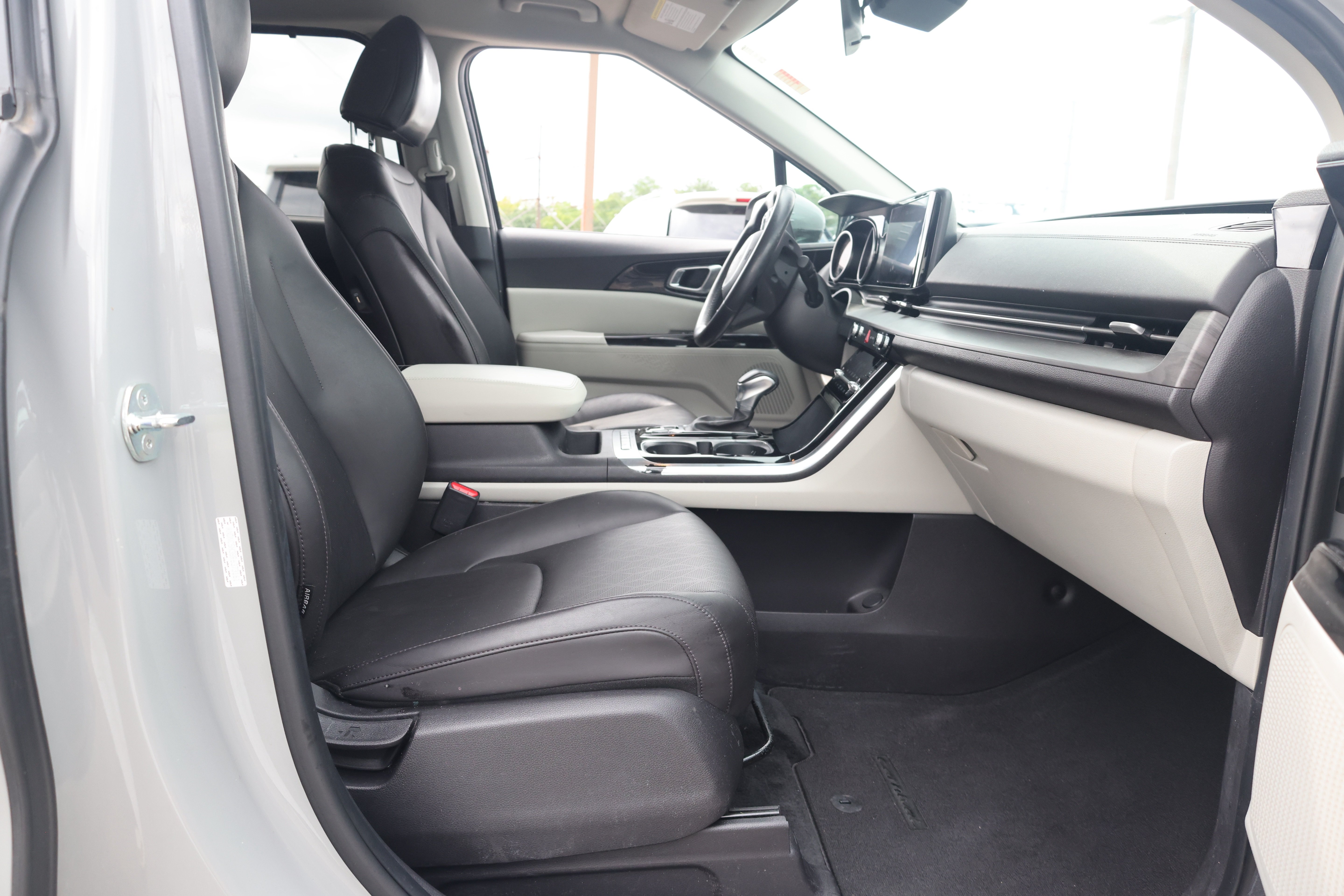 Used 2024 Kia Carnival EX FWD image 17