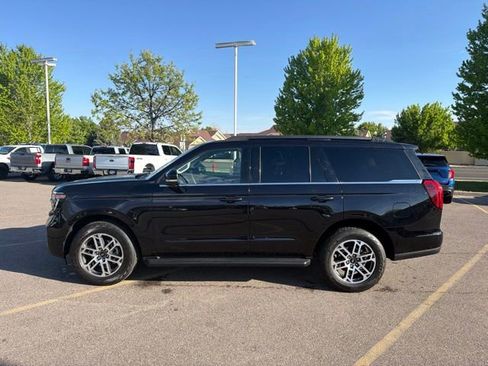 Used 2025 Ford Expedition Active AWD/4WD image 3
