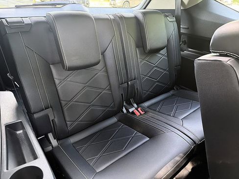 Used 2025 Volkswagen Atlas SE FWD image 21