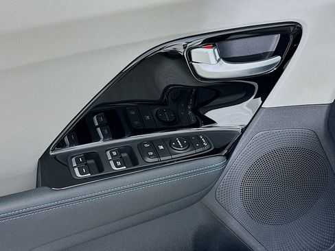 Used 2020 Kia Niro EX image 18