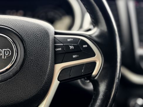 Used 2018 Jeep Cherokee Latitude Plus image 12