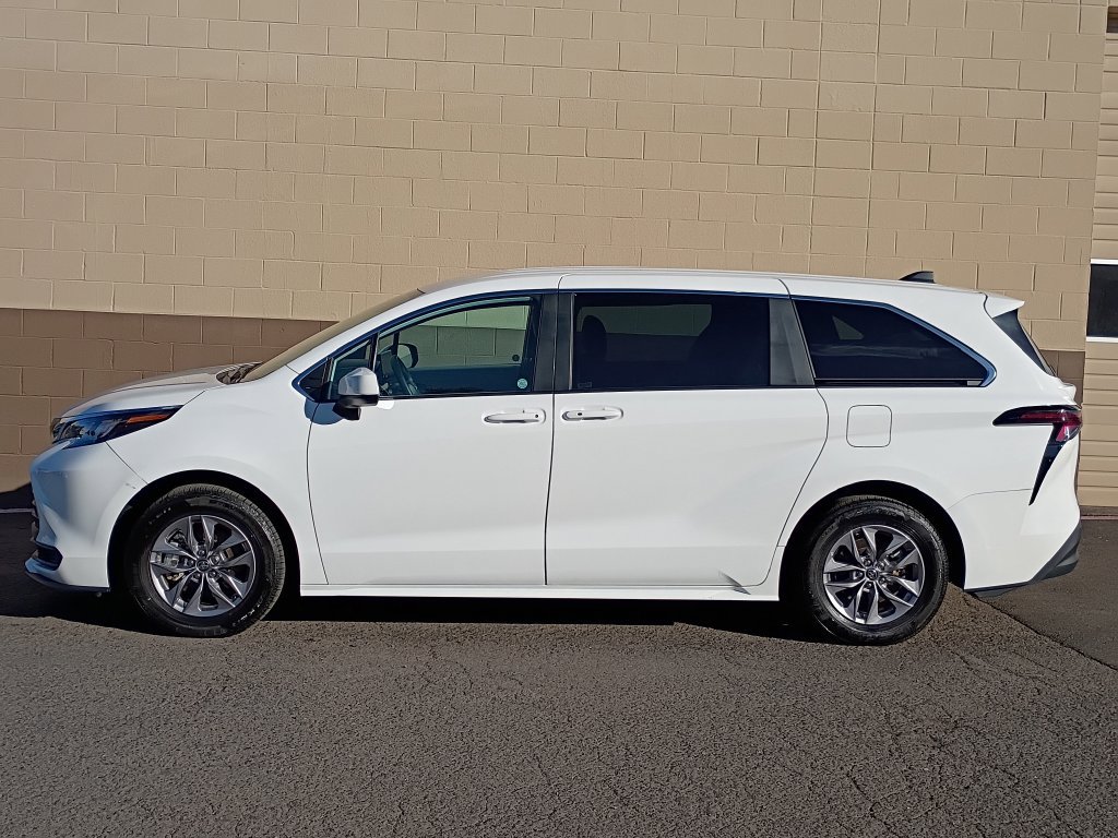 Used 2025 Toyota Sienna LE FWD image 8