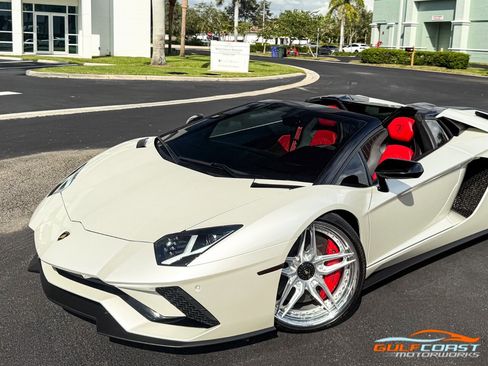 Used 2018 Lamborghini Aventador S image 11