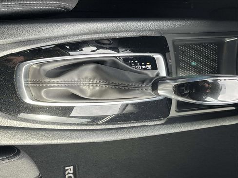 Used 2018 Nissan Rogue SV image 19