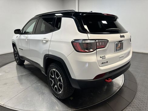 Used 2025 Jeep Compass Trailhawk AWD/4WD image 9