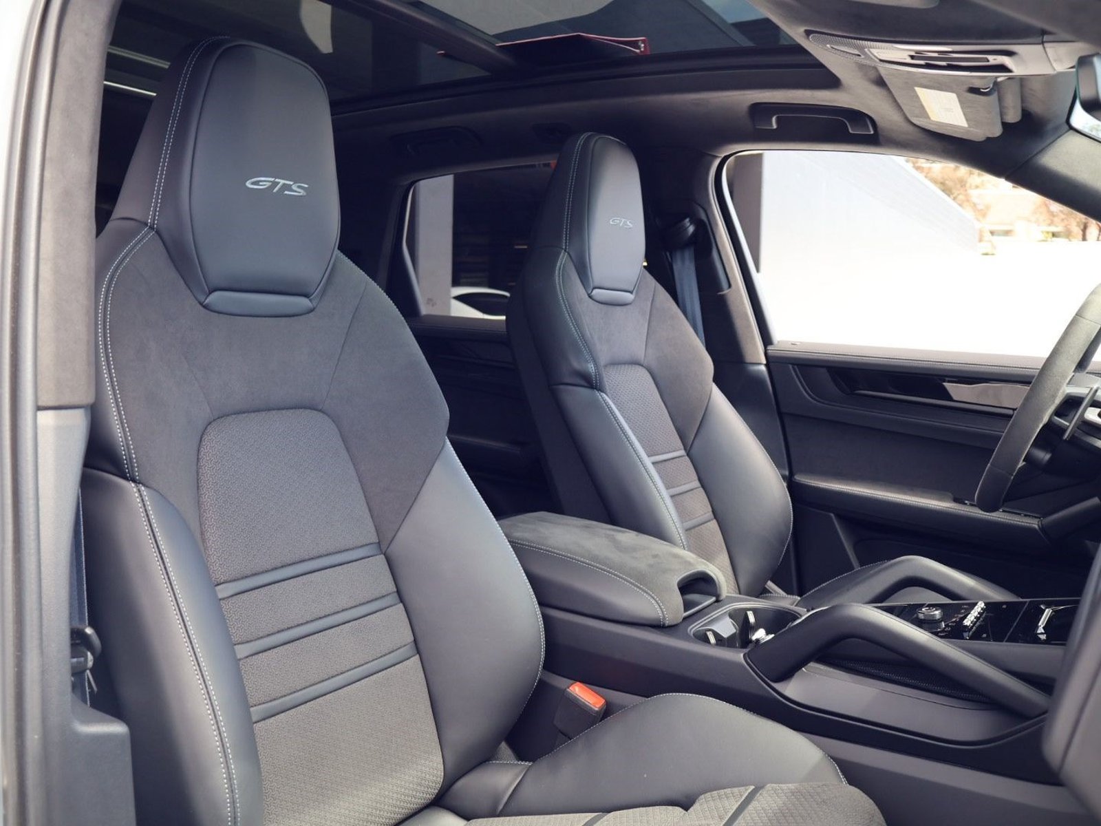 Certified 2025 Porsche Cayenne GTS AWD/4WD image 24