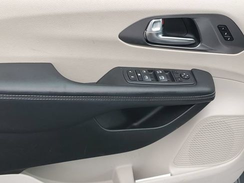 Used 2023 Chrysler Pacifica Touring-L FWD image 15