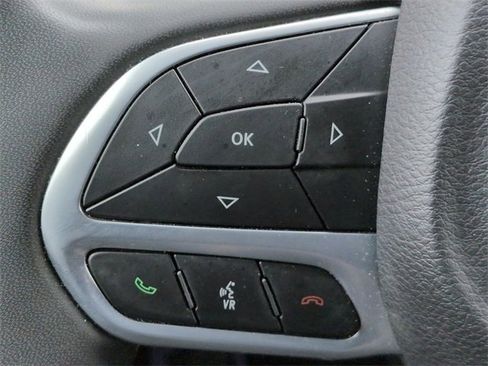 Certified 2024 Chrysler Pacifica Touring-L image 18