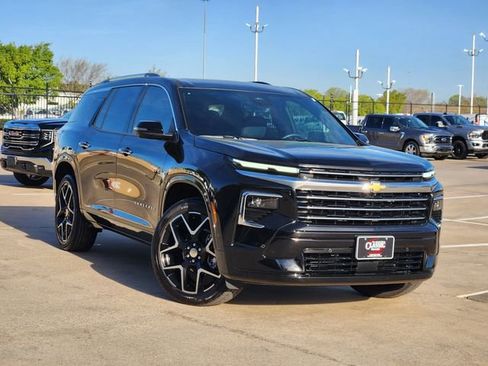Used 2025 Chevrolet Traverse High Country FWD image 2