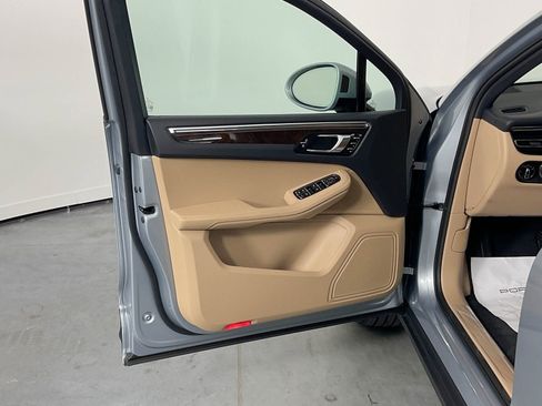 Certified 2025 Porsche Macan image 14