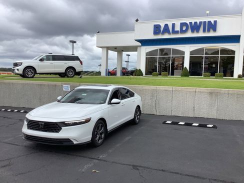 Used 2023 Honda Accord EX image 3