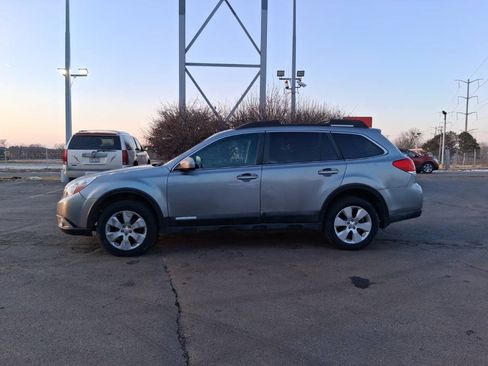 Used 2010 Subaru Outback 2.5i Premium AWD/4WD image 4