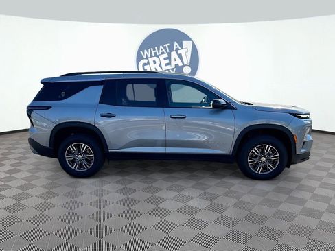 Used 2025 Chevrolet Traverse LT FWD image 4