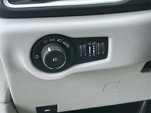 Used 2024 Chrysler Pacifica Touring-L image 35