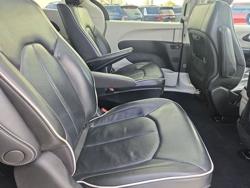 Used 2022 Chrysler Pacifica Limited image 20