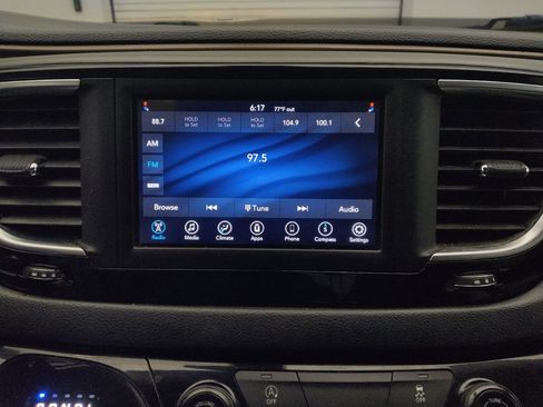 Used 2020 Chrysler Voyager Lxi FWD image 25