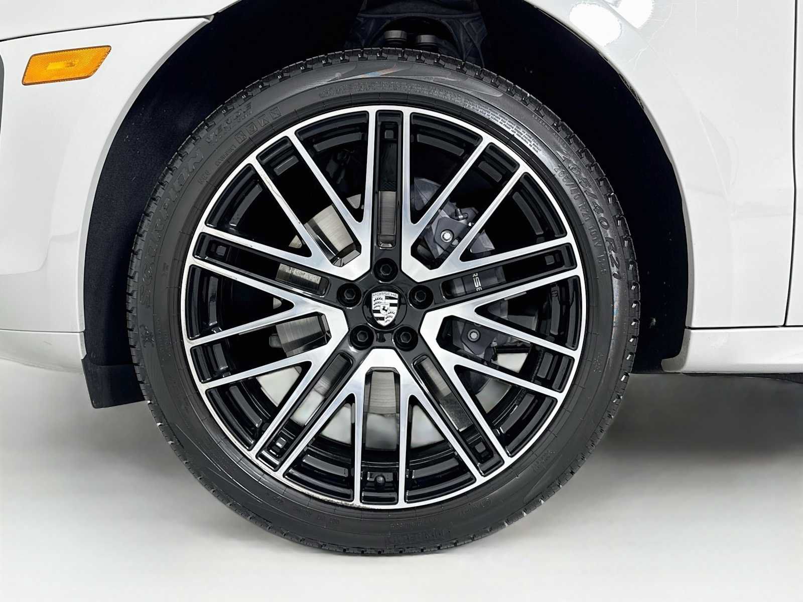 Certified 2025 Porsche Macan AWD/4WD image 32