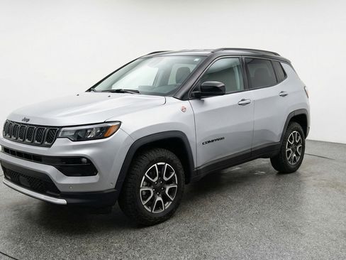 Used 2025 Jeep Compass Trailhawk image 3